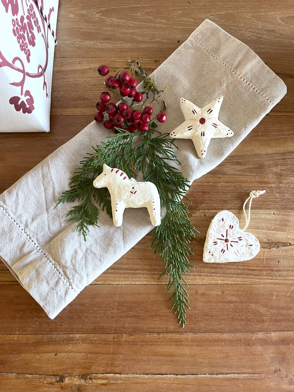 Dalahest, rødt mønster